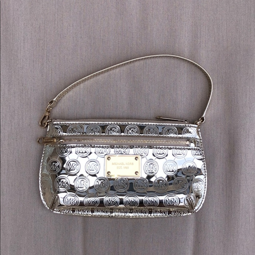 Authentic Michael Kors 👜 monogram gold wristlet!